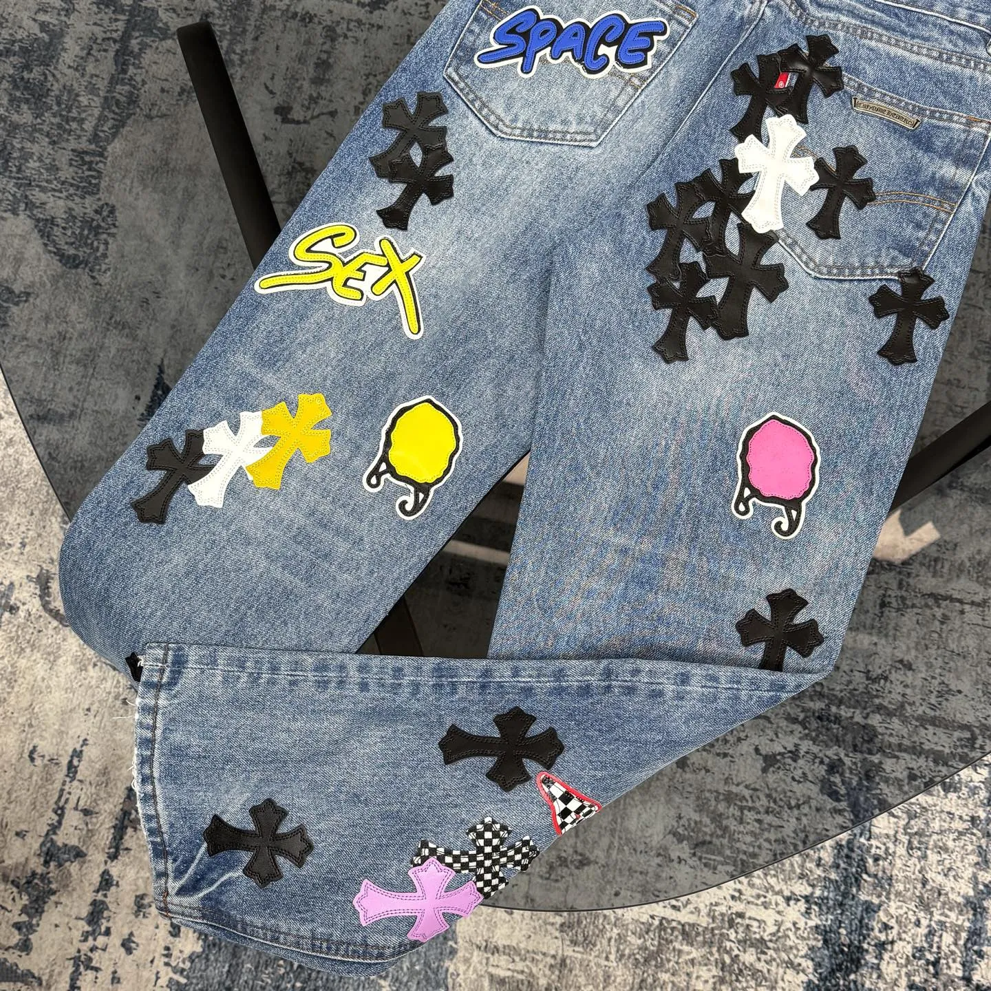 P320 Chrome Heart Blue Ox King Graffiti Multi-Color Leather Jeans [Same Style as L*Xiang] Chrome Heart Blue Ox King Graffiti Multi-Color Leather Jeans are the “king of the market” in the fashion industry! Made of high-quality denim and processed through complex washing processes, the distressed effect is super unique. The multi-color leather and graffiti design bring out the cool street genes of Crowe. Each pair of pants is unique, and you can directly transform into a street trend ICON when you put it on. The matching method is super cool: High street style: Pair it with a black hooded sweatshirt, thick-soled boots, and stacked silver chains. When you go to the stage or on the street, you will have an aura of 2.8 meters. You can slay at concerts and out on the street. Mix and match trendy styles: wear a suit jacket + canvas shoes for boys, and wear a short crop top + dad shoes for girls. Mix and match to create a sense of contrast, full of fashion sense, and the hair tie will get likes in seconds when taking photos. Couples share the same style: one pair with each other, the boy wears a solid color T + sneakers, the girl wears a short top + sneakers, they are the most eye-catching trendy couple when they go out, and they keep turning heads! No matter what your style is, these pants can help you grasp the essence of the trend. It is a must-have for trendy players. You will look the most beautiful on the street when you put it on! Size: 28/30/32/34/36 Waist: 70/75/80/85/90 Pants length: 102/104/106/108/110